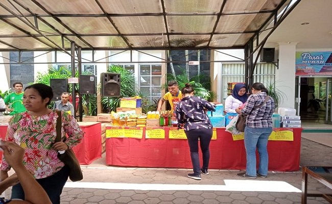 Pasar murah Waisak 2563 tahun 2019, yang digelar Pemprov Maluku di pelataran Kantor Dinas Perindustrian dan Perdagangan (Disperindag) Provinsi Maluku di Ambon, Senin (14/05/19). (FOTO:BERITABETA.COM)