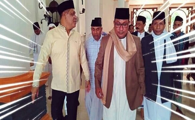 Tertangkap kamera netizen pertemuan dua tokoh politik Kabupaten SBT, Bupati Mukti Keliobas dan Mantan Bupati Abdullah Vanath pada momentum Idul Fitri, Rabu (5/6/2019) (FOTO : akun Facebook Rull Lesttakel)