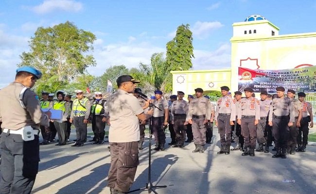 Apel personil Polres Pulau Buru sebelum melakukan bakti religi di halaman  Masjid Agung Al-Buruj, Kota Namlea, Sabtu (22/6/2019) (BERITABETA.COM)