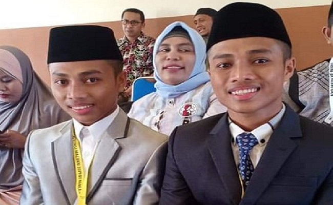 Muhammad Iqbal Kafilah Kabupaten Buru (jas hitam) bersama saudara kembarnya Muhammad Muzni (jas abu-abu) Kafilah Kabupaten Aru sesaat sebelum berlomba di partai final, Cabang Musabaqah Makalah Quran (MMQ) yang berlangsung di Aula BKDESDM, Kamis (20/6/2019) (FOTO: BERITABETA.COM)