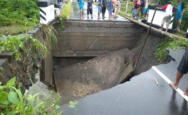 Jembatan di Desa Sanahu, Kecamatan Elpaputtih, Kabupaten Seram Bagian Barat (SBB), terputus  akibat  meluapnya air,Kamis (6/6/19)
