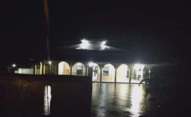 Masjid Baiturrahman yang berada di Kelurahan Hollo nyaris terendam banjir. Posisi Masjid Baturrahman berada di bagian belakang dan agak tinggi sehingga luapan air hanya setinggi 20 cm hanya mencapai pondasi bangunan (FOTO: ISTIMEWA) 