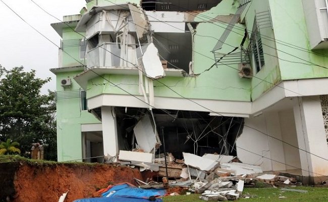 Gedung Perpustakaan IAIN Ambon yang hancur akibat proses pergerakan tanah yang terjadi menyusul curah   hujan yang tinggi   