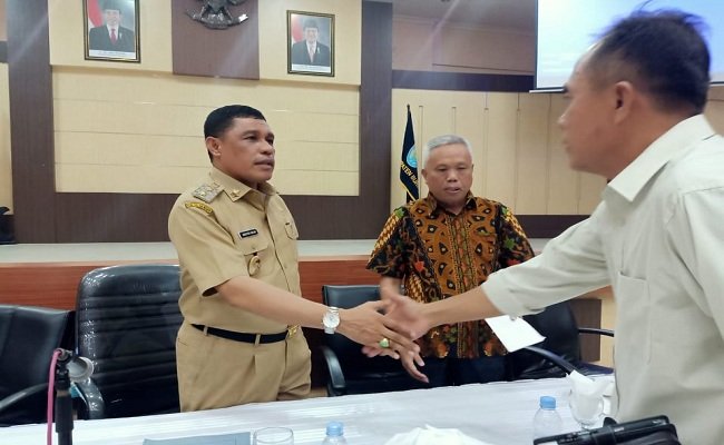 Wakil Bupati Buru, Amos Besan SH bersalaman dengan Panitia Seleksi Calon Pimpinan (Pansel Capim) KPK. 