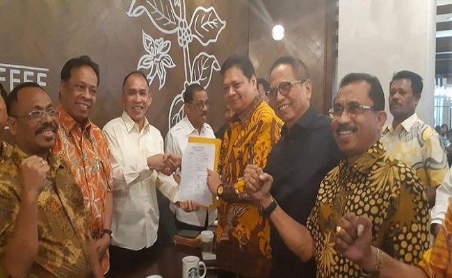 Sejumlah pengurus DPD Partai Golkar Maluku dipimpin Ketua DPD Golkar Said Assagaf dan Roland Tahapary bertemu dengan Ketua Umum Partai Golkar Airlangga Hartarto di Jakarta, Sabtu (13/7/2019) 