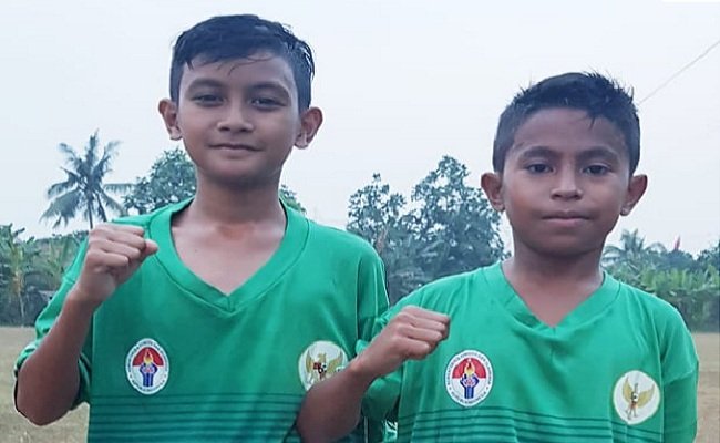 Muhammad Aksa Hamzah Hentihu dan Muhammad Ilham Samal yang tergabung di Timnas Indonesia U-12 saat menjalani latihan di Jakarta sebelum berangkat ke China mengikuti turnamen Soong Ching Ling Cup di Hangzhou, China, 1 – 8 Agustus 2019. (FOTO: AZIS HENTIHU)