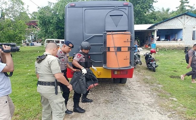 Tim Gegana Brimob Polda Maluku dipimpin Bripka Fredy Wattimena  bersama  lima personil tiba dilokasi untuk melakukan evakuasi granat nanas aktif yang ditemukan di Desa Suli, Rabu (24/7/2019) 
