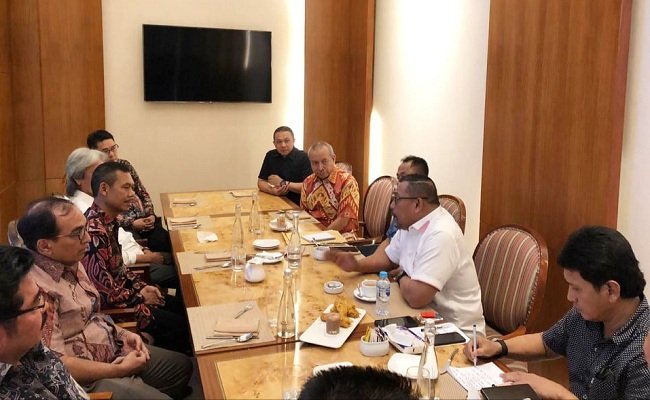 Gubernur Maluku Irjen Pol. (Purn) Drs. Murad Ismail  bertemu dengan 13 owner (pemilik) perusahaan pemegang Izin Usaha Pemanfaatan Hasil Hutan Kayu – Hutan Alam dan Hutan Tanaman (IUPHHK-HA/HT) di Maluku. Pertemuan   berlangsung di meeting room Hotel Ambhara Blok M, Jakarta Jumat malam (26/7/2019) (FOTO: HUMAS PEMPROV MALUKU)