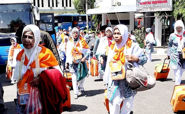 Jemaah Calon Haji asal Maluku tahun 2019 saat tiba di Bandara Internasional Hasanudin dan akan melanjutkan perjalanan menuju Arab Saudi melalui Embarkasi Haji Makassar  