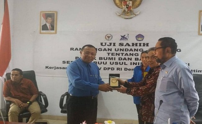 Wakil Ketua Komite IV DPD RI, Ayi Hambali didampingi sejumlah senator memberikan cendera mata kepada Akademisi Universitas Pattimura Ambon, usai menggelar Uji Sahih RUU Pajak Bumi dan Bangunan (PBB) usul inisiatif, di Lantai 4 Rektorat Universitas Pattimura Ambon, Rabu (9/7/2019) (FOTO: BERITABETA.COM)