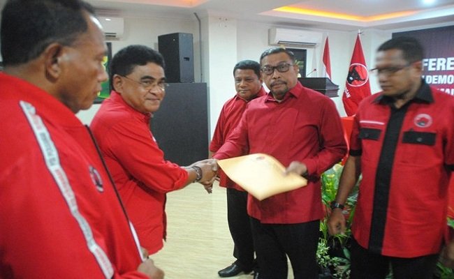 Ketua DPP PDIP Bidang SDM dan Pembangunan Andreas Hugo Pariera menyerahkan  Surat Keputusan (SK) kepada Ketua DPD PDIP Maluku terpilih Murad Ismail dalam Konferda yang berlangsung di Hotel Pacifik Ambon, Minggu (21/7/2019) 