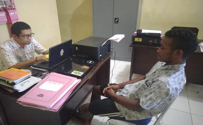 Abdi Nurlatu (AN) penduduk Desa Masarete, Kecamatan Teluk Kayeli, Kabupaten Buru, saat menjalani pemeriksaan di Polres Pulau Buru.