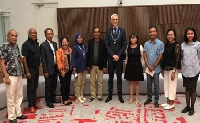 Walikota Assen, Belanda berpose dengan delegasi Maluku  dan Tim KBRI Den Haag, saat kunjungan yang digelar, Kamis (4/7/2019)  