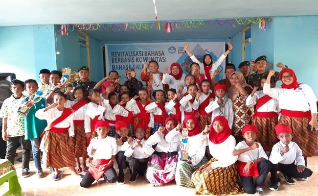 Pose bersama tim dari BPPB dan Kantor Bahasa dengan sejumlah siswa SD, SMP dan SMK pada acara Revitalisasi Bahasa Saleman yang berlangsung di Desa Saleman, (12/7/2019) (FOTO: Kantor Bahasa)