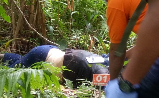Sania alias Nia, warga Desa Waekerta, Kecamatan Waeapo, Kabupaten Buru, Maluku saat ditemukan tak bernyawa di dekat pohon kakao, Kamis 19 Juni 2019 pukul 09.00 WIT. 