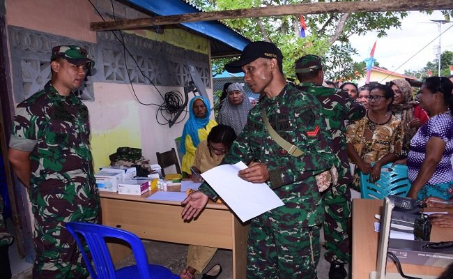 Kegiatan pengobatan massal dan penyuluhan kesehatan kepada masyarakat digelar Komando Distrik Militer (Kodim) 1503 Tual di Desa Ohoider Tawun Atas, Kecamatan Kei Kecil, Kabupaten Maluku Tenggara, Selasa (23/7/2019).