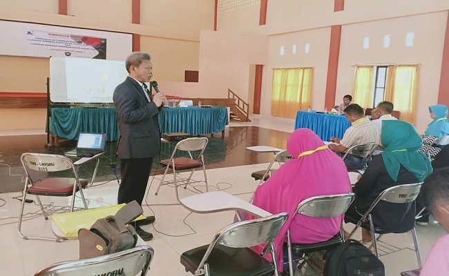 Ketua Lembaga Penjamin Mutu UMI Makassar, Prof.Dr.Ir.H. Abdul Makhsud,  DEA saat memberikan materi Bimtek kepada 50 dosen dan dekan Universitas Iqra Buru di Auditorium Uniqbu Buru,  Rabu pagi (3/7/2019).(FOTO:BERITABETA.COM)