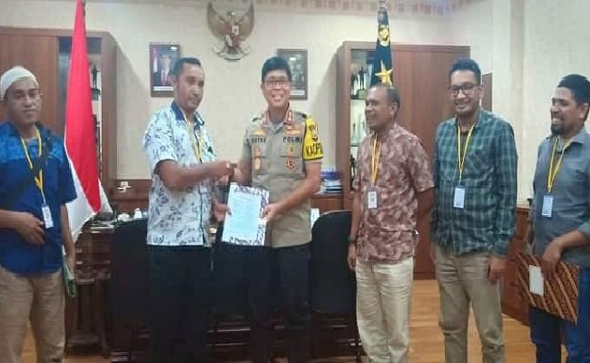 Perwakilan warga Hualoy saat bertemu dengan Kapolda Maluku di ruang kerjanya, Kamis (4/7/2019) untuk mendesak Polda Maluku menindak Babinkamtibmas yang diduga terlibat dalam insiden pembunuhan.