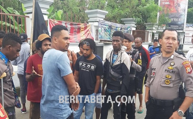 Polisi berusaha membubarkan demo yang digelar mahsiswa asal Papua di depan Asrama Putra Papua Kampus Unpatti, Ambon,  Jln. Dr J. Leimena, Desa Poka, Kecamatan Teluk Ambon, Sabtu (6/7/2019) (FOTO DOK: BERITABETA.COM/DIAN)