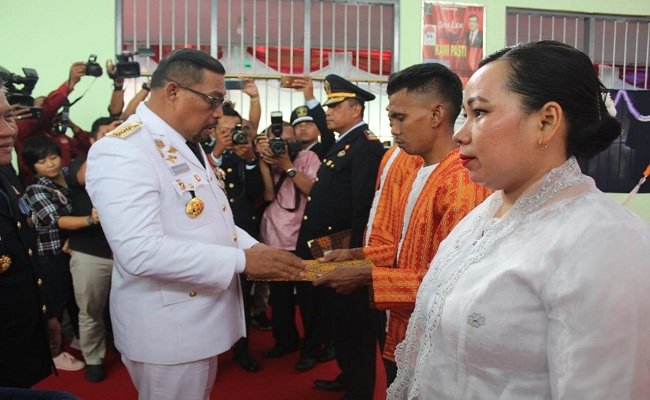 Gubernur Maluku Drs. Murad Ismail menyerahkan surat keputusan remisi secara simbolis kepada narapidana di Lapas Kelas II Ambon, Sabtu (17/6/2019) (FOTO: HUMAS PEMPROV MALUKU)