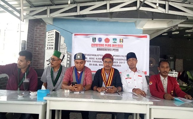 Perwakilan OKP Cipayung Plus Maluku (HMI, GMKI, PMKRI, IMM dan KAMMI) saat menggelar jumpa pers,  menyampaikan desakan dan tuntutan pengusutan kasus kematian Jose Kanisius Maturbongs di Ambon,  Minggu (18/8/2019).