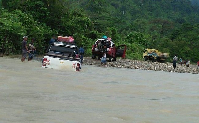 Sejumlah warga yang menumpangi kendaraan jenis  Mitsubishi Sport harus melewati tantangan arus kali di ruas jalan Kecamatan Kepala Madan, Kabupaten Buru Selatan (FOTO : Kamel R Definubun)