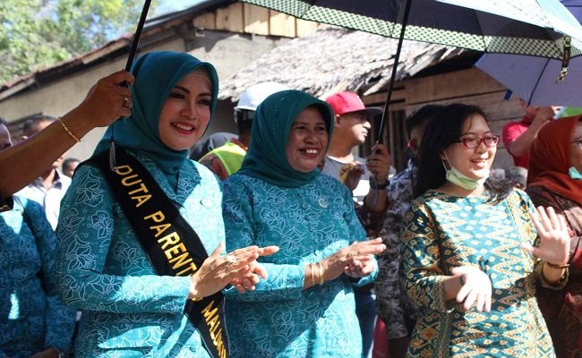 Istri Gubernur Maluku, Ny. Widya Murad Ismail, saat berkunjung ke Desa Kawa, Kecamatan Seram Barat, Kabupaten Seram Bagian Barat, mendapat sambutan dan antusias warga, Jumat (23/8/2019) (FOTO: HUMAS PEMPROV MALUKU)