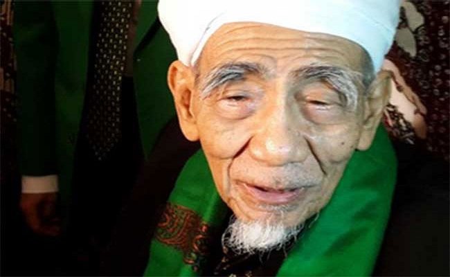 KH Maimun Zubair atau yang akrab disapa Mbah Moen 