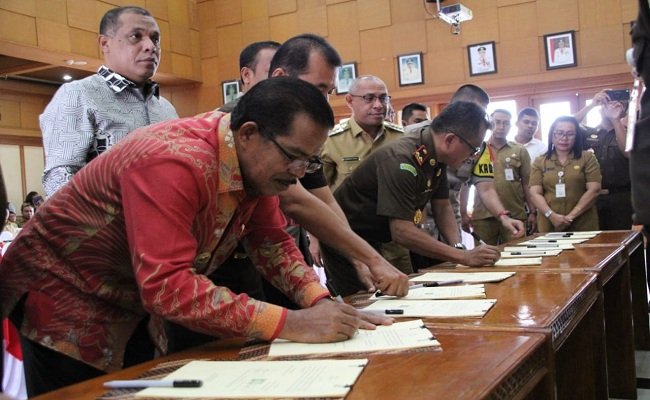 Bupati Seram Bagian Barat (SBB) Yasin Payapo dan Bupati SBT Mukti Keliobas ikut dalam acara penandatangan Memorandum of Understanding (MoU) bersama  Aparat Penegak Hukum (APH), dalam rangka penanganan pengaduan masyarakat terkait indikasi korupsi dalam penyelenggaraan pemerintahan di Maluku, Selasa (13/8/2019) (FOTO: HUMAS PEMPROV MALUKU) 