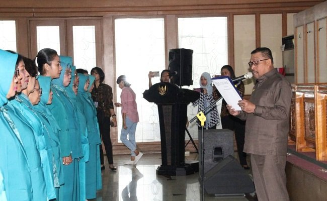 Gubernur Maluku, Irjen Pol (Purn) Drs. Murad Ismail Melantik Pengurus Tim Penggerak PKK Provinsi Maluku masa bhakti 2019-2024, di lantai VII Kantor Gubernur Maluku, Jumat  (16/8/2019) (FOTO HUMAS)