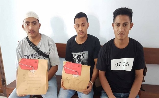 Tiga pelaku pembunuh wartawan di Buru Selatan masing-masing, Abdul Buton, Amin Letetuny dan Fitra Galampa, saat dilimpahkan ke Kejaksaan bersama berkas perkara meraka.