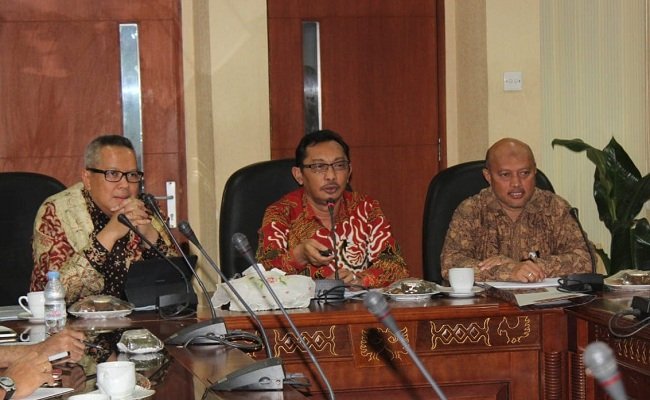 Wakil Gubernur Maluku, Barnabas Orno (tengah) saat memberikan arahan, didampingi Direktur  Eropa III, Ditjen Amerika dan Eropa Kementerian Luar Negeri, Ardian Wicaksono (kiri) dan Plt. Kepala Bappeda Provinsi Maluku dalam pertemuan membahas Promosi Potensi Pasar Kawasan Eropa Timur dan Tenggara untuk Peningkatan Ekspor Perikanan dari Kabupaten MBD di ruang rapat Lantai II Kantor Gubernur Maluku, Kamis (22/8/2019) (FOTO: HUMAS PROVINSI MALUKU)