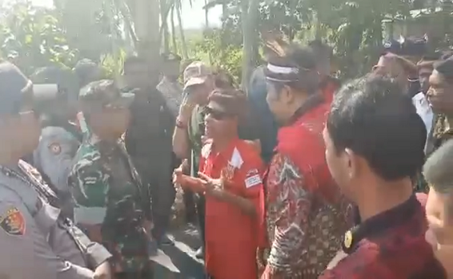 Irwannur Latbual saat dihadang aparat TNI di unit 11, ketika hendak menuju lokasi bendungan, Kamis (4/9/2019). Aparat menilai kedatangannya berpotesni menimbulakn konflik dengan warga adat (FOTO: BERITABETA.COM )