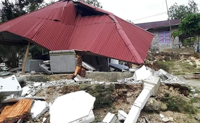 Sebuah rumah yang hancur akibat goncangan gempa di Kecamatan Salahutu, Kabupaten Maluku Tengah, Provinsi Maluku.