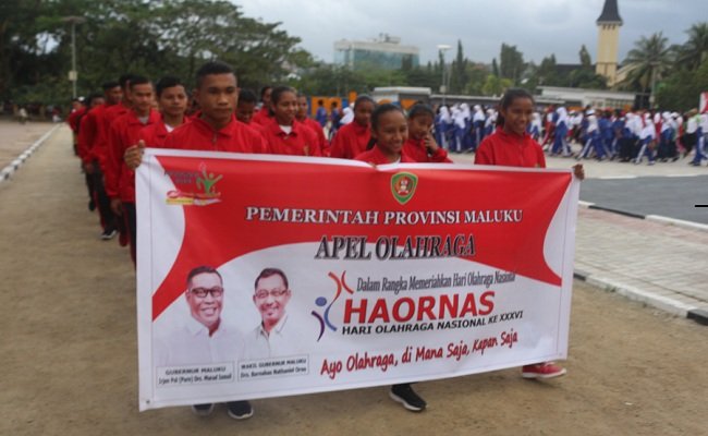 Sejumlah pemuda membentangkan spanduk apel olahraga Pemerintah Provinsi Maluku, dalam rangka memperingati Hari Olahraga Nasional (HAORNAS) ke-36 di Lapangan Merdeka Ambon, Jumat (13/9/2019). (FOTO: HUMAS MALUKU)