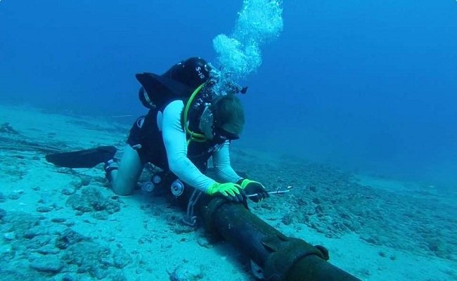 ILUSTRASI : Perbaikan jaringan bawah laut yang terputus