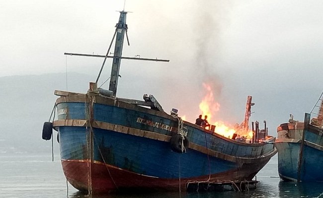 Kapal ikan KM Maju Jaya terbakar di Teluk Dalam Ambon. Kebakaran terjadi sekitar pukul 04.00 WIT di Pantai Dusun Lata, Negeri Hative Besar, Kecamatan Teluk Ambon, Kota Ambon, Jumat (20/9/2019).