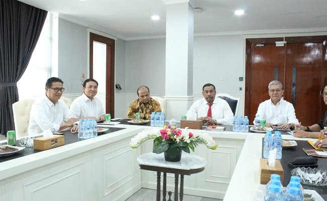 Gubenur Maluku Irjen Pol (Purn) Murad Ismail saat menerima kunjungan Tim KKP utusan Menteri Susi Pudjiastuti  di ruang kerja gubenur, Kamis (5/9/2019). (FOTO: HUMAS MALUKU)