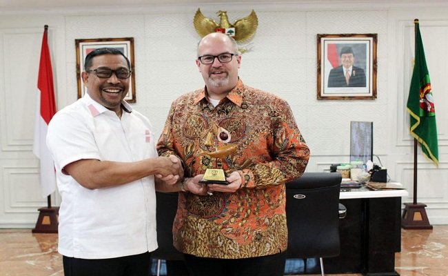 Gubenur Maluku Murad Ismail memberikan cendera mata kepada Komjen Amerika Serikat Mark McGovern, dalam kunjungan ke Kantor Gubernur Maluku, Jumat (6/9/2019) (FOTO : HUMAS MALUKU).