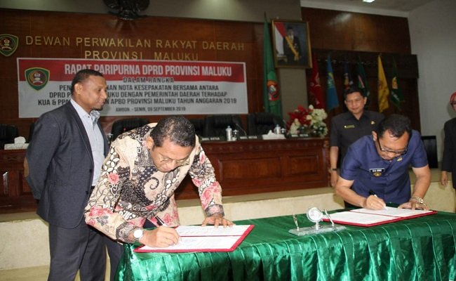 Wakil Gubernur Maluku Barnabas Orno dan Ketua DPRD Maluku Edwin Huwae menandatangani Nota Kesepakatan KUA-PPAS Tahun 2019 di Gedung DPRD Maluku, Senin (9/9/2019) (FOTO: HUMASMALUKU)