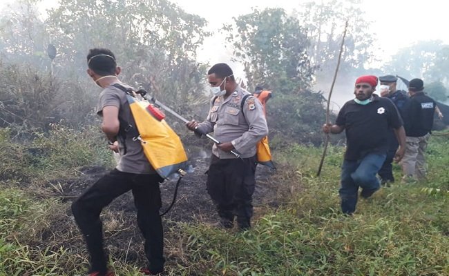 Mencegah kebakaran hutan dan lahan (Karhutla), Satuan Sabhara Polres Seram Bagian Timur, Maluku, melakukan tindakan pemadaman Karhutla di wilayah Kecamatan Bula, Bula Barat dan Bula Timur. (FOTO HUMAS POLRES SBT)