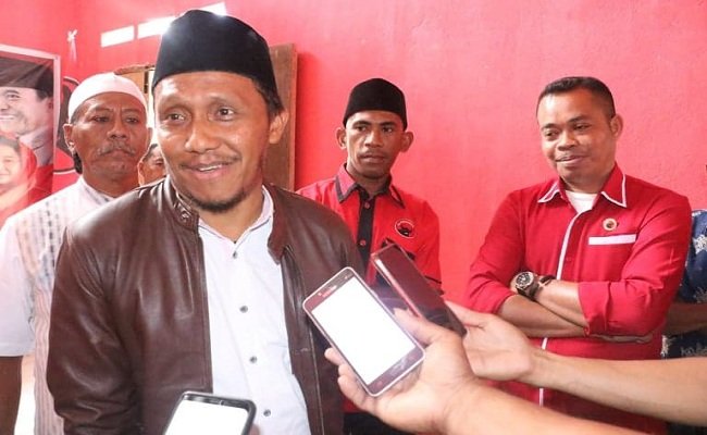 Rektor Universitas Iqra Buru, Muhammad Mukaddar MA.Pd saat mendaftarkan diri sebagai bakal calon Bupati Buru Selatan di DPD PDI- Perjuangan Kabupaten Bursel, Kamis (12/9/2019) 
