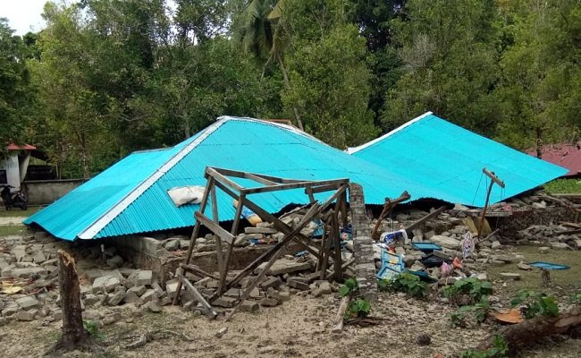 Sebuah rumah yang hancur di Kecamatan Salahutu, Kabupaten Maluku Tengah  akibat guncangan gempa magnitude 6,8 yang melanda Pulau Ambon dan Pulau Seram, Kamis pagi (26/9/2019).