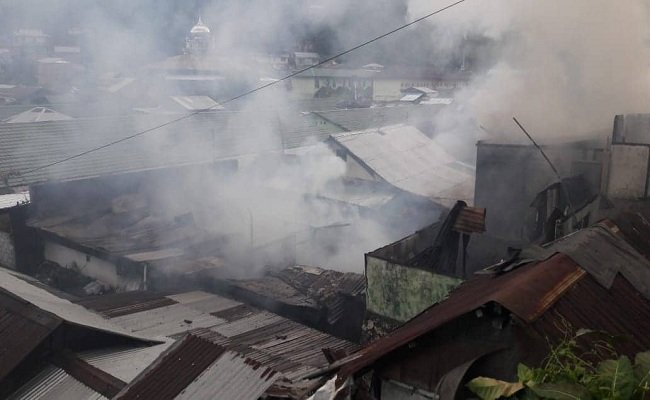 Kondisi empat rumah di RT 002/RW 02, Kelurahan Amantelu, kawasan  Asrama Militer (Asmil) Batumerah, Kota Ambon, pasca kebakaran terjadi, Sabtu (14/9/2019). (FOTO : BERITABETA.COM) 