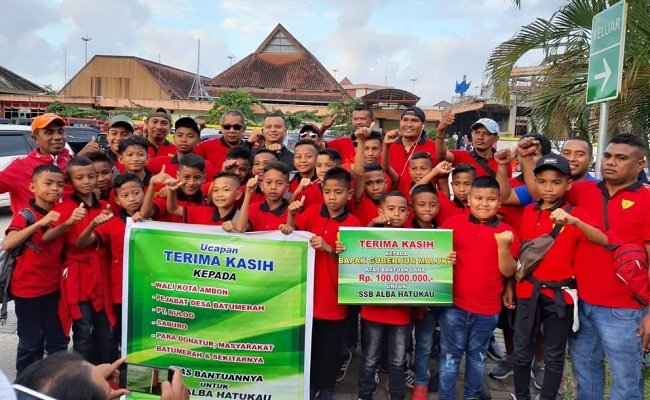 Skuad SBB Alba Hatukau U-12 yang terdiri dari 20 pemain, pelatih/official sesaat sebelum bertolak menuju Palembang mengikuti Turnamen Menpora Cup, di Bandara Internasional Pattimura, Ambon, Minggu (8/9/2019) 