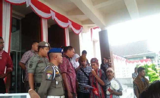 Aksi demo masyarakat adat Pulau Buru di gedung DPRD Maluku,  menolak Danau Rana dijadikan destinasi wisata dunia.