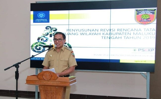 Bupati Maluku Tengah, Tuasikal Abua, SH memberikan sambuatan saat membuka Kegiatan Expose Laporan Akhir Revisi RTRW Tingkat Kabupaten Maluku Tengah pada Senin, (16/9/2019).