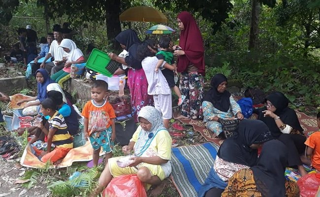 Sejumlah warga negeri Siri Sori Islam, mengunggusi ke hutan di kawasan Dusun Tahinan Jerek, mereka panic dan ketakutan akibat gempa berkekuatan magnitude 6,8 yang terjadi pada pukul 08.26 WIT, Kamis (26/9/2019) (FOTO: ISTIMEWA)
