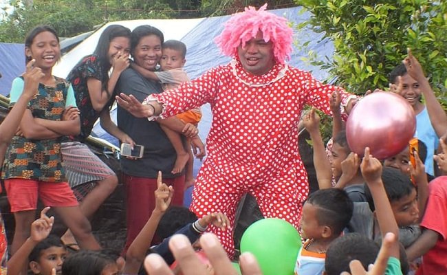 Dr. Stevin Melay saat berperan sebagai badut di Lokasi Pengungsian Desa Waai, Kecamatan Salahutu, Kabupaten Maluku Tengah.