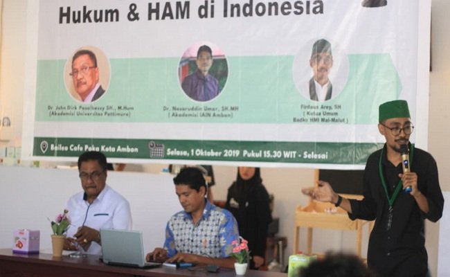 Ketua Umum Badko HMI Maluku-Maluku Utara Firdaus Arey saat membuka acara Becrita Hukum yang digelar di di Baileo Cafe Poka Kota Ambon, Selasa (1/10/19). 